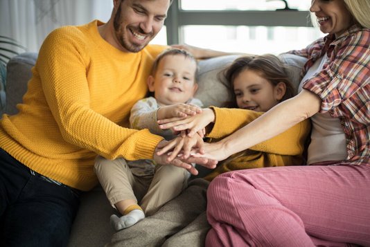 Eltern mit Kindern auf Couch