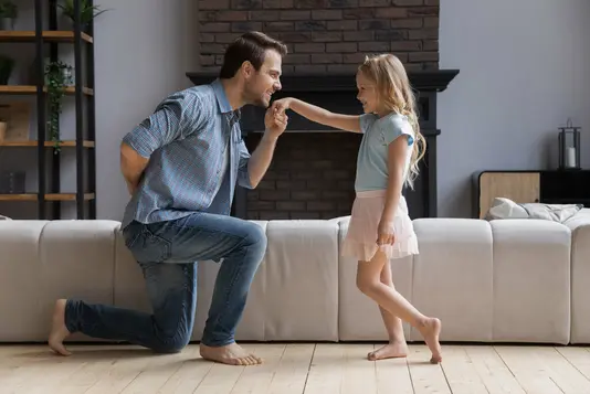 Haus-Familie-Wohnen-Serie-3-21 Vater kniet vor seiner Tochter nieder.