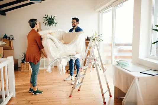 Paar baut Zimmer auf